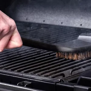 traeger-hot-cold-grill-brush-lifestyle1.webp