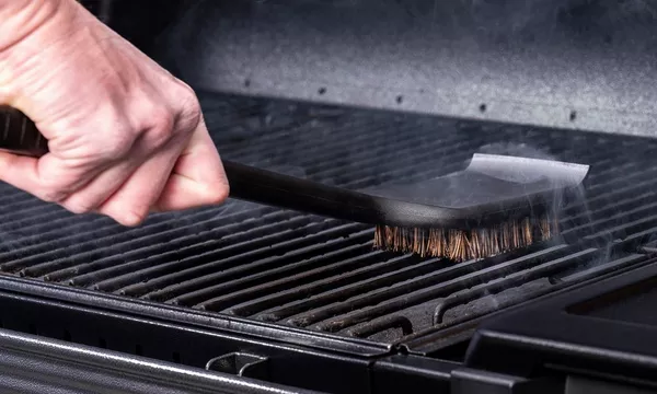 traeger-hot-cold-grill-brush-lifestyle1.webp